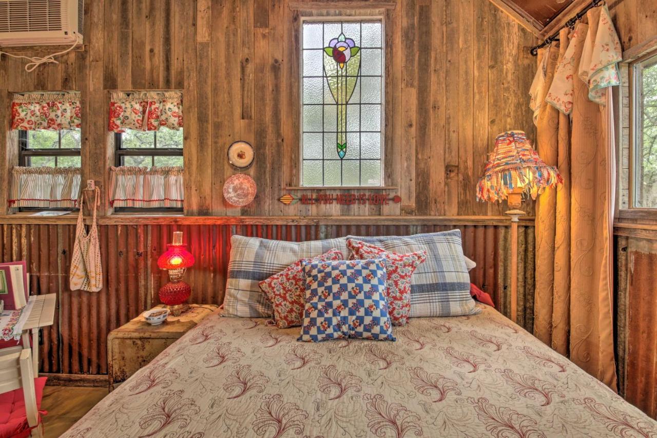 Snuggle Inn Wimberley Cabin With Fire Pit And Deck Dış mekan fotoğraf