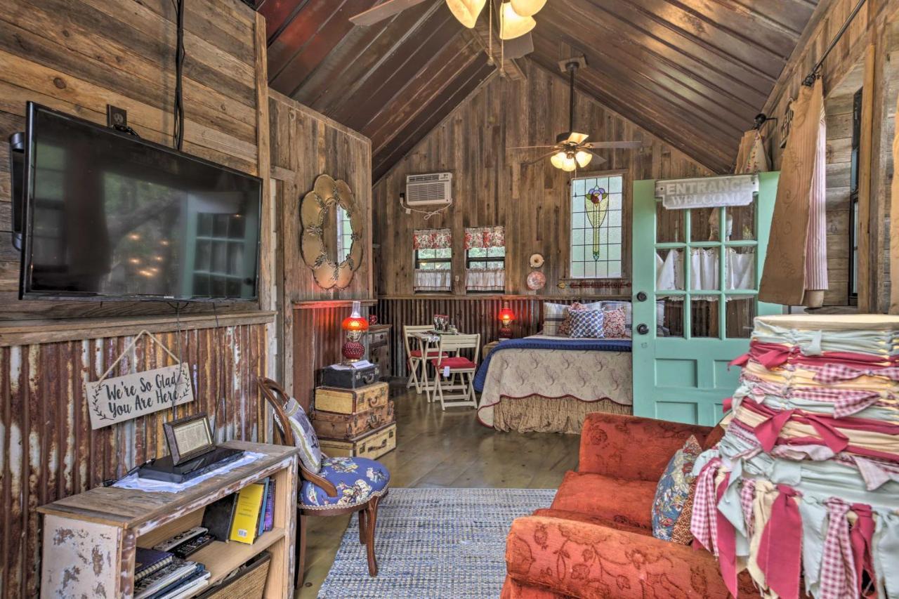 Snuggle Inn Wimberley Cabin With Fire Pit And Deck Dış mekan fotoğraf
